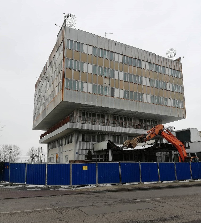 Oświęcim. Zaczęła się rozbiórka "Globu". Były zrujnowany hotel ma zniknąć z powierzchni do końca kwietnia [ZDJĘCIA]