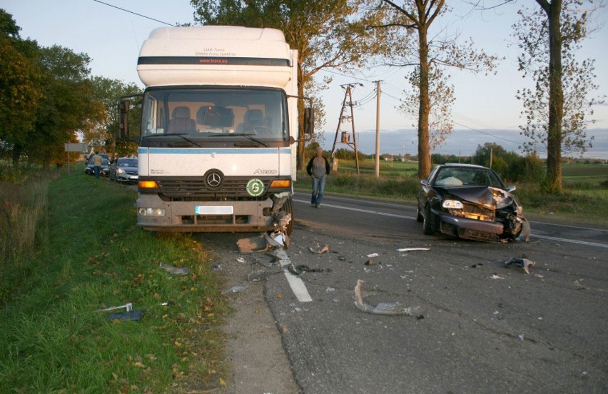 Golf czołowo zderzył się z ciężarówką. Kierowca i pasażerowie volkswagena uciekli. (zdjęcia)