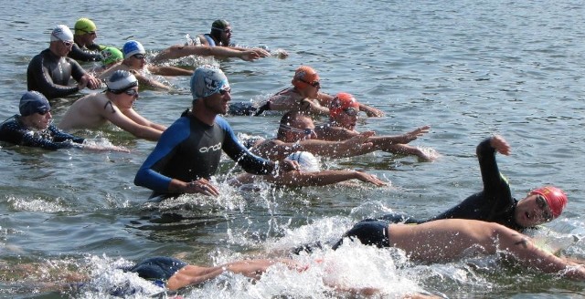 Pływacy ostro wystartowali do rywalizacji w Lubowidzu. Zawody przebiegały bezproblemowo w dobrych warunkach.  Emocji  było sporo. Organizacja mistrzostw znakomita.