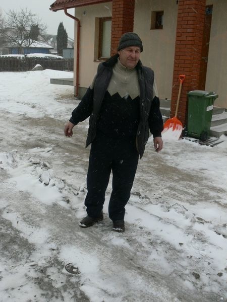 Jan Żarnowski z ulicy Konopnickiej w Nowej Dębie próbował na własną rękę dostać się do zamarzniętej rury, jednak zrezygnował.
