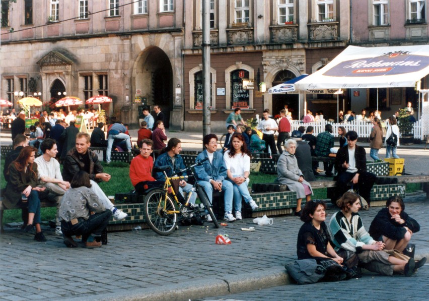 Ścisłe centrum Wrocławia w latach 90. XX wieku. Czas spotkań...