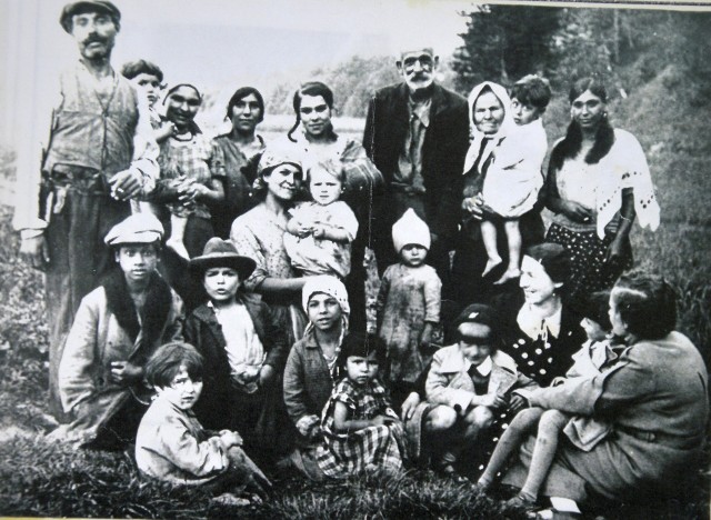 Na osiedlu romskim Pod Skałą w Kobylance mieszkało około 20 osób. Z mordu w lipcu 1943 roku ocalała tylko Anna Siwak, córka Józefa (na zdjęciu to mężczyzna w górnym rzędzie czwarty od prawej)