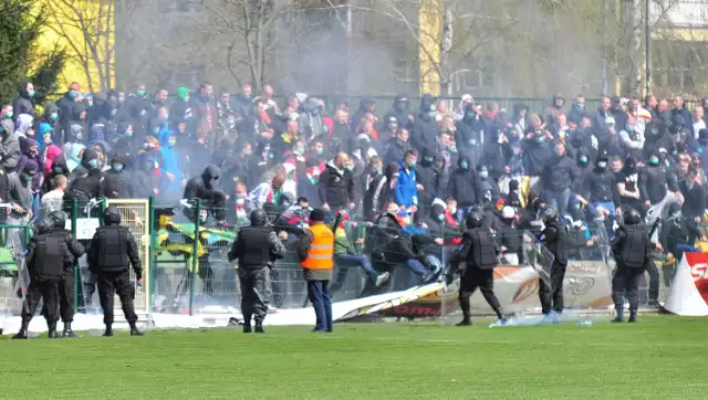 Kibole Zagłębia Sosnowiec niszczą ogrodzenie na Stadionie Miejskim w Tarnobrzegu.