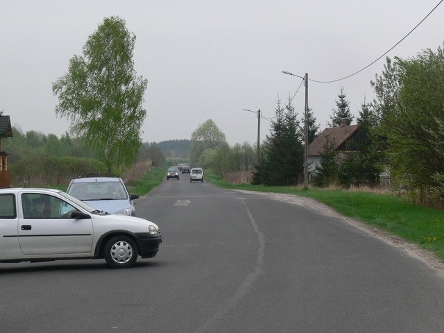 Zdezorientowani kierowcy jadący w stronę  Tarnobrzega od strony podmiejskiego osiedla Sobów na widok rozkopanej drogi zawracali