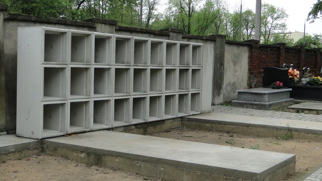 Jena ze ścian kolumbarium na cmentarzu rzymskokatolickim przy ulicy Limanowskiego w Radomiu jest już gotowa.