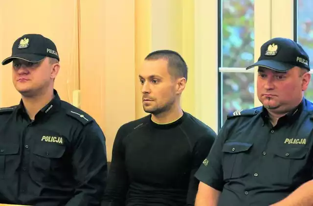 Radosław Warawko (w środku) wpadł na hiszpańskiej Ibizie, gdy handlował narkotykami. Zgodził się na pokazanie twarzy i nazwiska, bo chce w ten sposób uwiarygodnić swoją wersję obrony