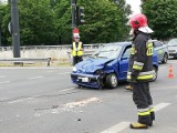 Zderzenie na skrzyżowaniu ul. Żeromskiego z al. Mickiewicza. Auto wylądowało na torowisku, ruch tramwajów został wstrzymany