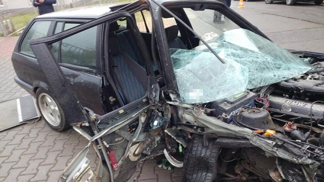 Trzy zdemolowane auta na ulicy Grzymińskiej (Żelechowa). Pijany kierowca BMW nie zapanował nad pojazdem i mocno uszkodził trzy zaparkowane samochody. Stało się to około 6 rano. Nie było poszkodowanych.
