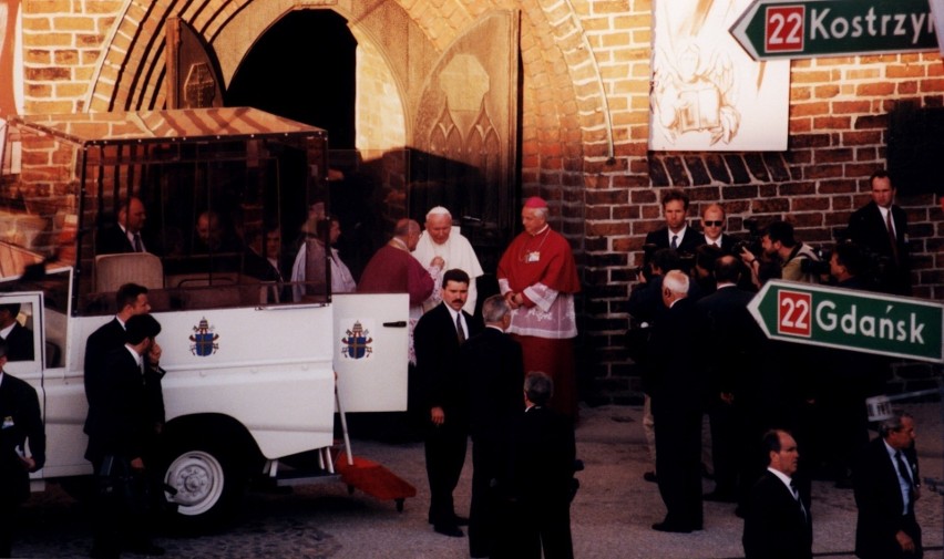 Podczas wizyty w Gorzowie Jan Paweł II spotkał się z 400...