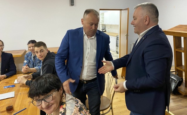 Gratulacje i życzenia sołtysowi Zbigniewowi Fuci złożył burmistrz Skalbmierza Marek Juszczyk