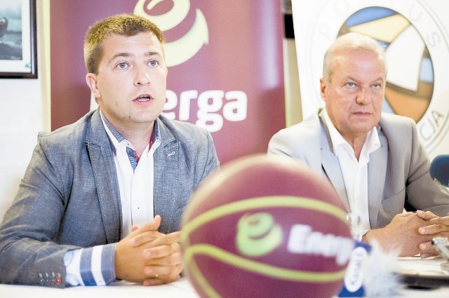 Marcin Sałata, dyrektor sportowy Energi Czarnych Słupsk, na konferencji obok prezesa klubu Andrzeja Twardowskiego.