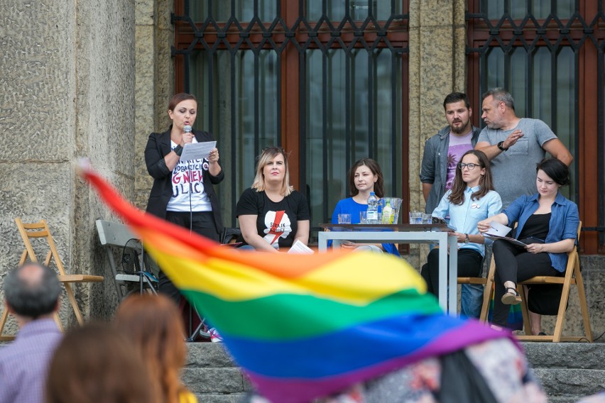 Kraków. Odbyła się publiczna dyskusja na temat wpływu działań Kościoła katolickiego na życie kobiet [ZDJĘCIA]