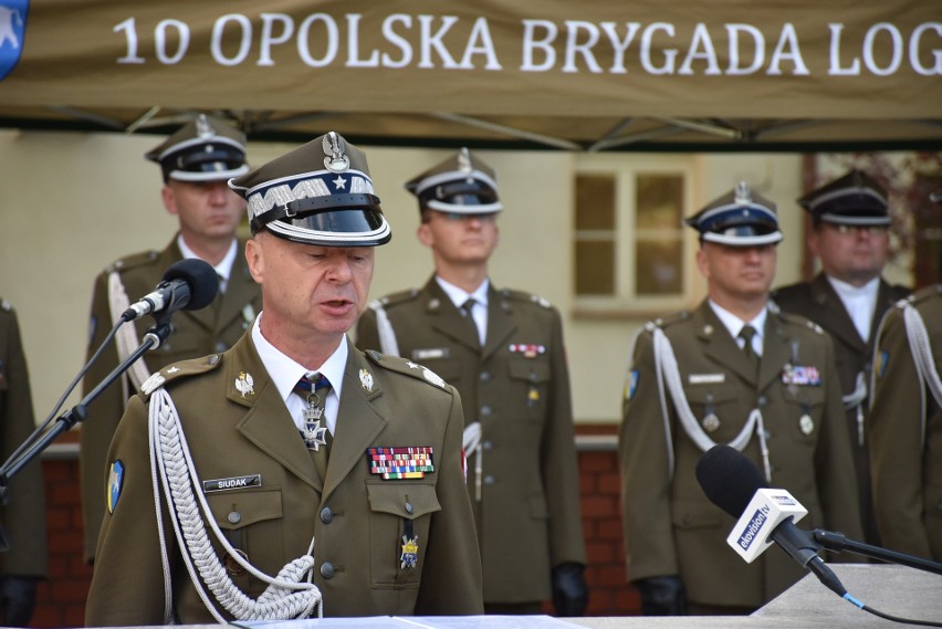 Nowo zaprzysiężonym żołnierzom błogosławieństwa udzielił...