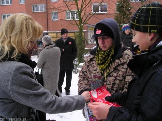 Goleniowianie chętnie wrzucali grosze do puszek.