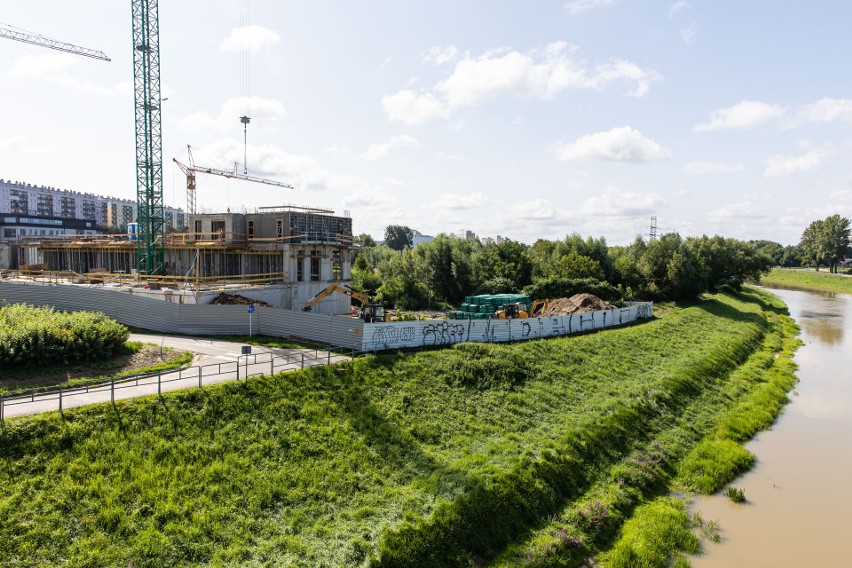 Powstające wieżowce w dolinie Wisłoka, która jest naturalnym...