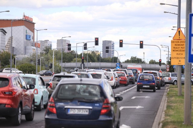 Przy ul. Mieszka I, na wysokości Galerii Plaza w Poznaniu kierowcy muszą przygotować się na długie stanie w korku. 2 września po godz. 15:00 można zauważyć sznur samochodów, które czekają na przejazd. Zobacz zdjęcia --->