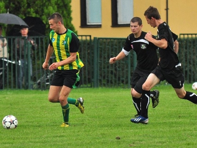 Rezerwy Siarki Tarnobrzeg w meczu ze Strzelcem Dąbrowica zagrały wzmocnione zawodnikiem pierwszej drużyny Tomaszem Ciećko (z piłką).