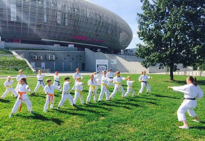 Młodzi karatecy trenowali w Krakowie podczas pierwszej pókolonii 