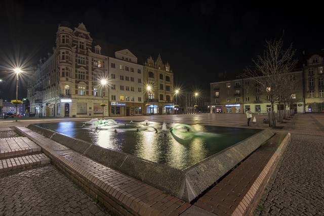 Rynek w Bytomiu wieczorem lśni pełnym blaskiem.