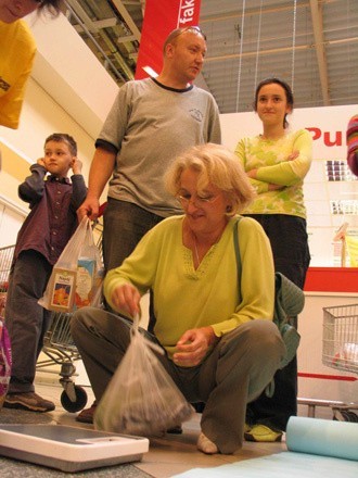 Rodzina państwa Jakubowskich próbuje pobić rekord ciężkości. To jedna z atrakcji weekendy w Auchan