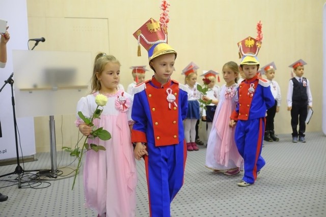 W czwartek 8 listopada maluchy wraz z opiekunami z przedszkola „Mały światek” gościły w Urzędzie Marszałkowskim w Toruniu. Spotkały się z marszałkiem województwa, który rozmawiał z nimi o setnej rocznicy odzyskania przez Polskę niepodległości. Przedszkolaki zapoznały się także z działaniami samorządu województwa, a na koniec zaprezentowały spektakl z okazji zbliżającego się Narodowego Święta Niepodległości. Był taniec, śpiew i recytowanie wierszy.