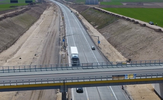 Przy wjeździe na budowaną autostradę A1 od Tuszyna do...