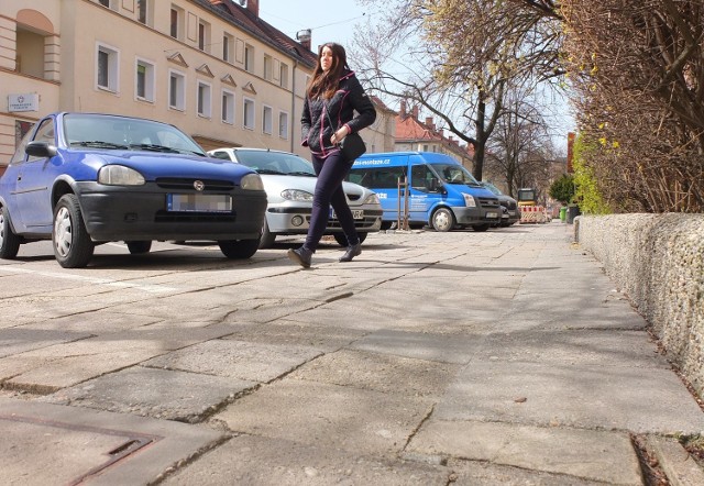 Jezdnia i chodnik na Kościuszki są w fatalnym stanie.