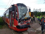 Poważny wypadek tramwaju w Czeladzi ZDJĘCIA Zderzył się z ciężarówką. Są ranni. Wśród nich dziecko