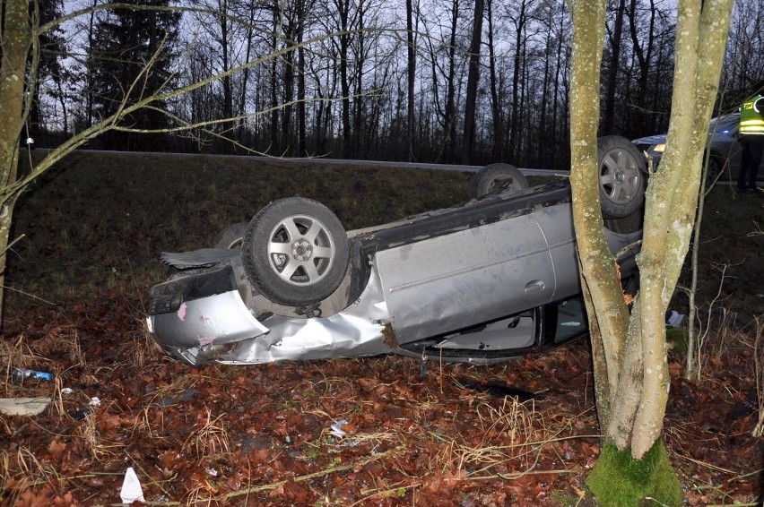 Wyszków. Pijany wyszkowianin dachował na drodze w powiecie piskim [ZDJĘCIA]