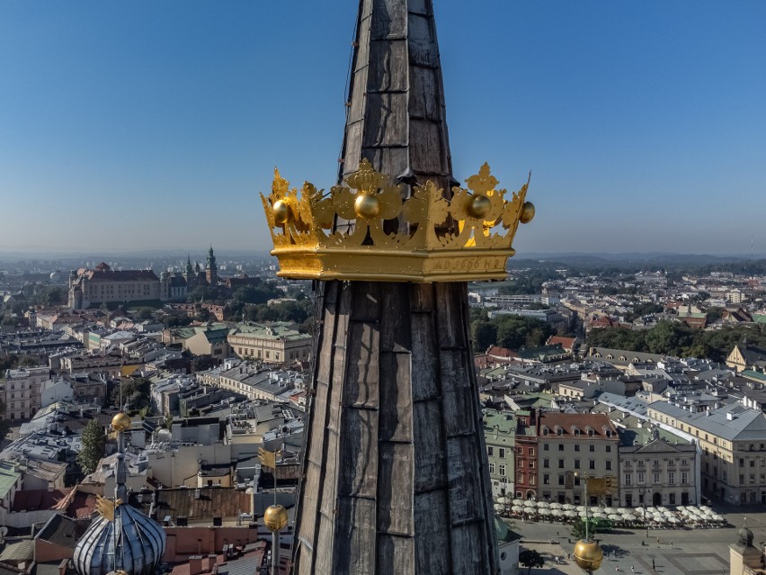Złota Korona Królewska już w pełnie prezentuje się na wieży...