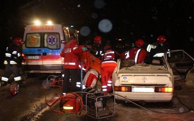 ciężko ranny mężczyzna został wydobyty z rozciętego mercedesa