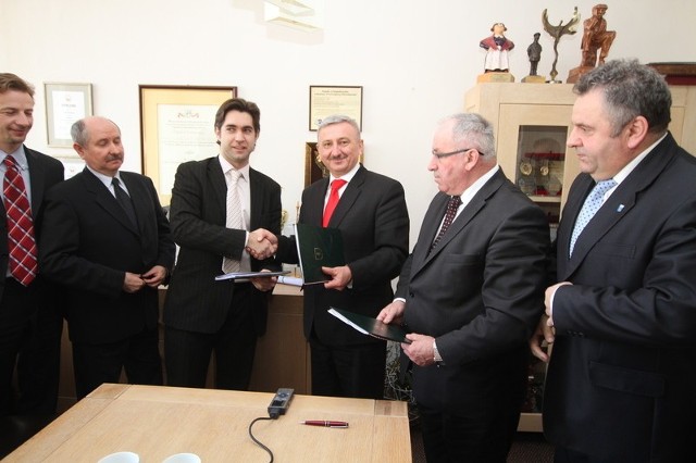 Podczas podpisania umowy konsorcjum KRIB reprezentowali (na zdjęciu od lewej strony) Rafał Kasprzyk, Aleksander Kaczmarczyk oraz Carlos Sivila Sanz, natomiast powiat kielecki starosta Zdzisław Wrzałka oraz wicestarosta Zenon Janus.