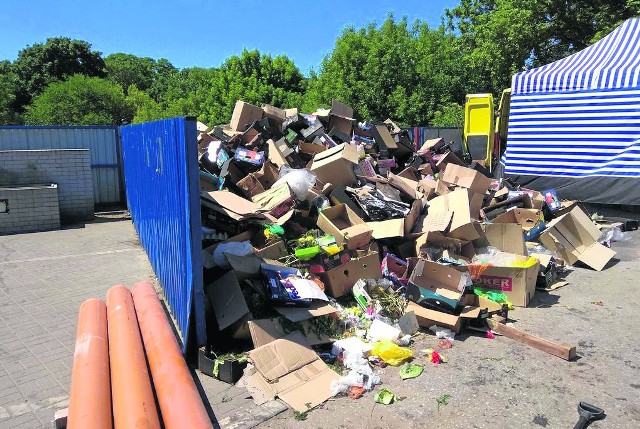 Tak kilka dni temu wyglądało składowisko śmieci na miejskim targowisku. Fotografia naszego Czytelnika