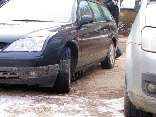 W tym samochodzie woda wlała się do środka.