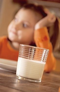 Mleko powinny pić dzieci. Dorosłym wystarczy kefir lub jogurt.