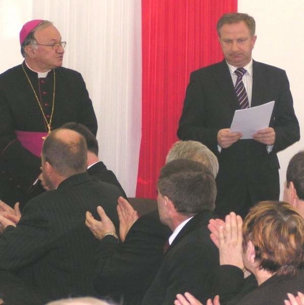 Starosta przysuski Marian Niemiski (z prawej) przywitał księdza biskupa Zygmunta Zimowskiego na spotkaniu z samorządowcami.