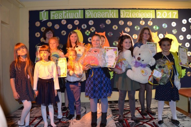 Najlepsi uczestnicy V Gminnego Festiwalu Piosenki Dziecięcej w Borkowicach dostali od jury nagrody i dyplomy.