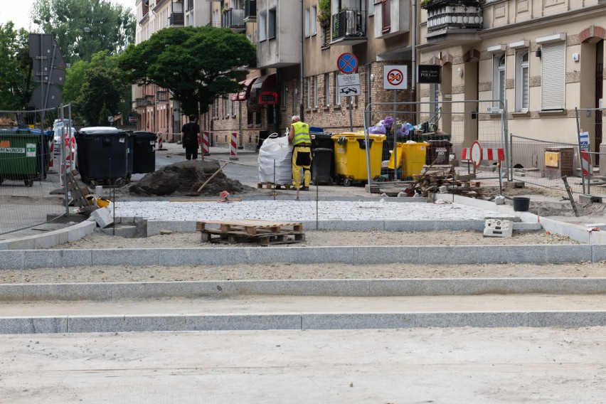 Trwa podzielona na dwa etapy przebudowa torowisk na ulicach...