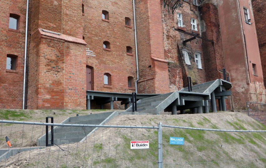 Przy schodach prowadzących do spichlerza Muzeum Handlu Wiślanego "Flis" w Grudziądzu zdemontowano barierki 