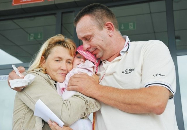 Joanna Smorczewska i Grzegorz Czerkański, na zdjęciu z córką Marcelinką, chcą walczyć przed sądem o odzyskanie 5-letniej Wiktorii, której porwanie zarzucają im organy ścigania