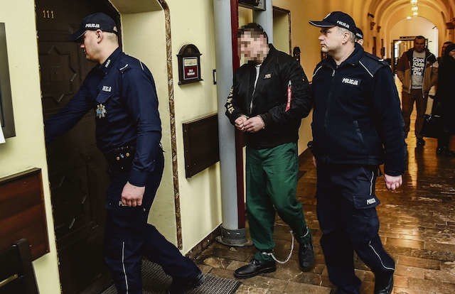 31-letni Marcin Ch., oskarżony o zabójstwo swojej żony w marcu ub. roku w Koronowie, doprowadzany na salę rozpraw