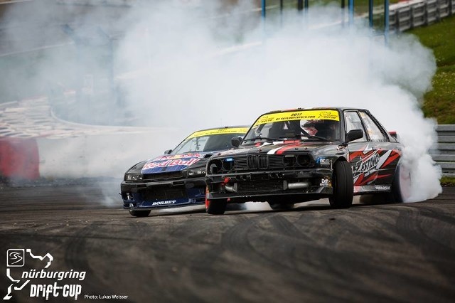 W niedzielę 14 maja na jednym z najpopularniejszych torów wyścigowych na świecie, odbyła się II runda zawodów driftingowych z cyklu Nürburgring Drift Cup 2017. Po pasjonującej walce w finale, na najwyższym stopniu podium stanął zawodnik teamu Zestino, pochodzący z Koszalina Adam „Rubik” Zalewski.