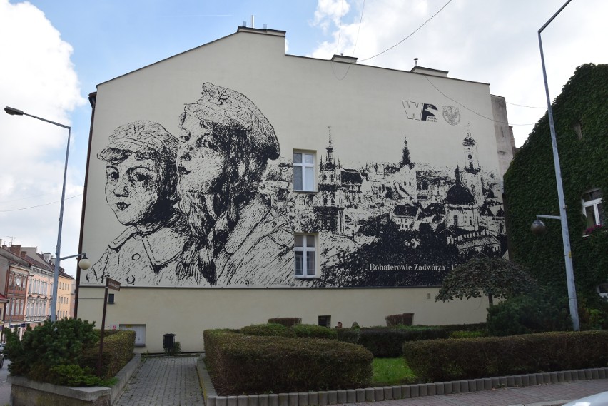 Nowy mural przedstawia chłopca i dziewczynę oraz panoramę...