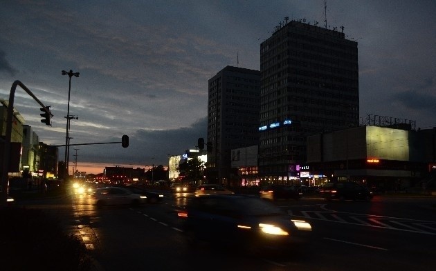 Zdaniem wielu łodzian, uliczne latarnie zapalają się w Łodzi zbyt późno.