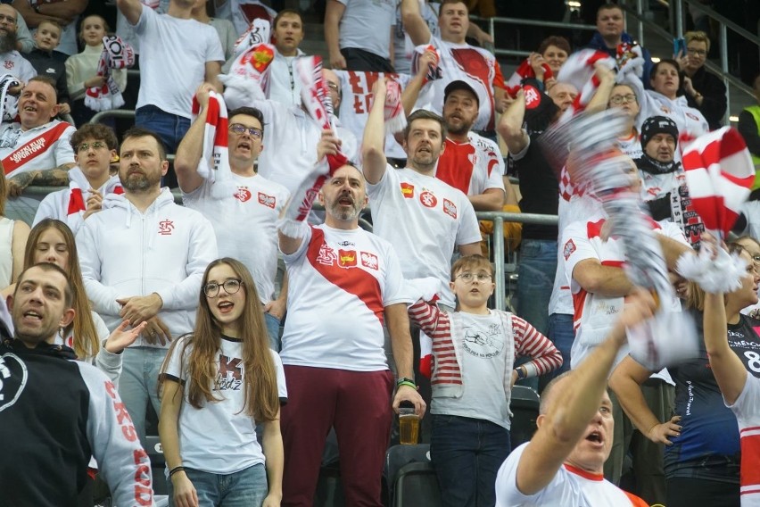 Kibice ŁKS gorącym dopingiem pomagali swym siatkarkom w meczu Ligi Mistrzyń. Zdjęcia