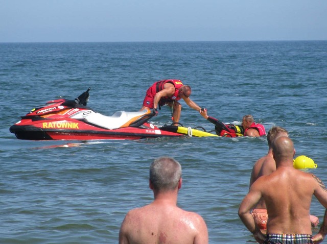 Na plażach Darłowa pracuje tylko 12 ratowników, a powinno co najmniej 18. Problemy są też w Jarosławcu. Wodne Ochotnicze Pogotowie Ratunkowe zapewnia, że wkrótce na plażach będzie kompletna obsada. 