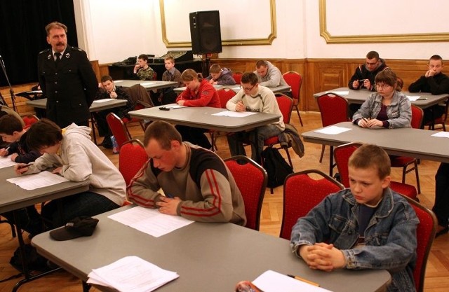 W pierwszym etapie uczniowie zmagali się w testami zawierającymi trzydzieści szczegółowych pytań.