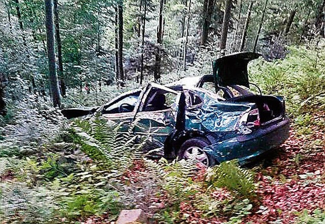 Roztrzaskany opel znajdował się w lesie nad skalnym urwiskiem