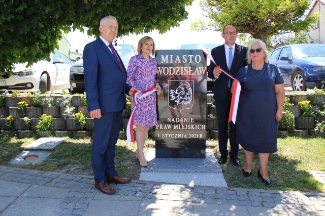 Piękna uroczystość z okazji nadania praw miejskich w Wodzisławiu. Odsłonięto pamiątkowy obelisk i wkopano kapsułę czasu.