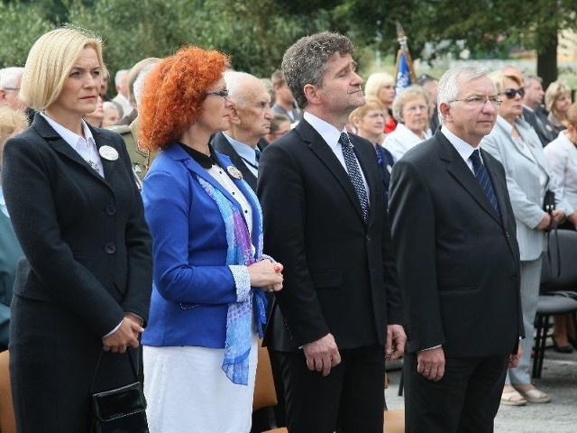 Pani kurator Małgorzata Muzoł &#8211; druga z lewej podczas uroczystości w Kajetanowie bardzo się wyróżniała. Obok niej wzorcowo na tą okazję ubrana wiceprzewodnicząca Rady Powiatu Renata Janik oraz senator Krzysztof Słoń i poseł Krzysztof Lipiec.